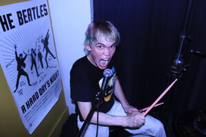 Scummies drummer/singer goin' at it